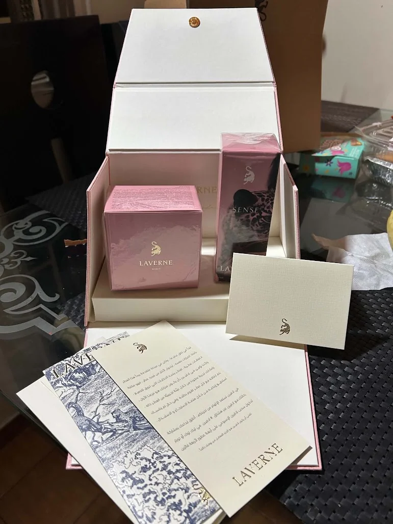 Entrega estuche de regalo Laverne Paris con tarjetas