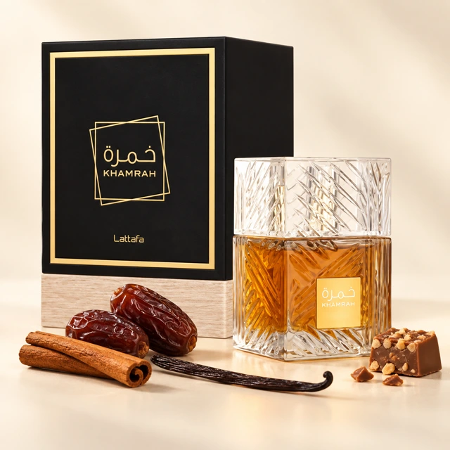 Frasco de perfume rodeado de notas olfativas: cítricos, madera, ámbar y oud